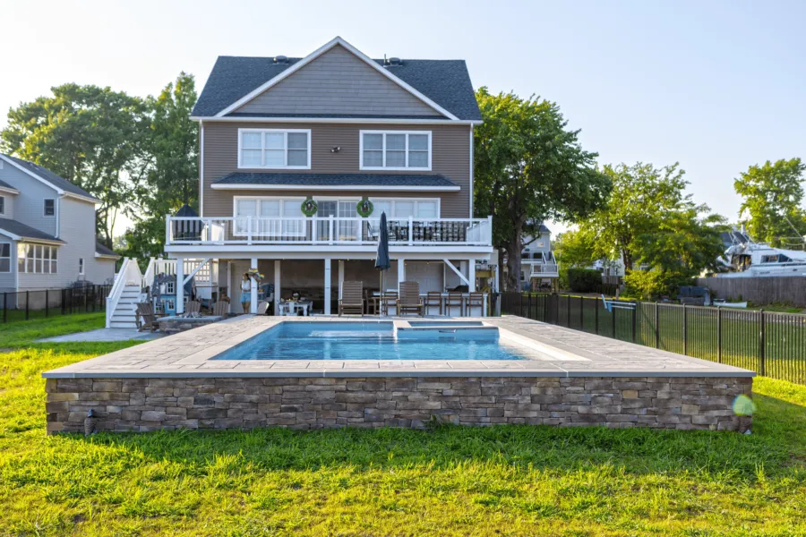 Swimming pool with spa - Puravida Custom Pools