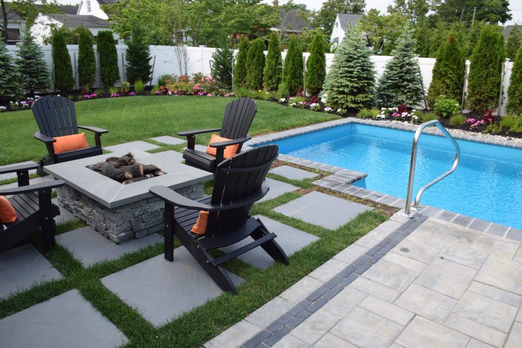 Small pool in gNew Jersey garden with outdoor seats - Puravida