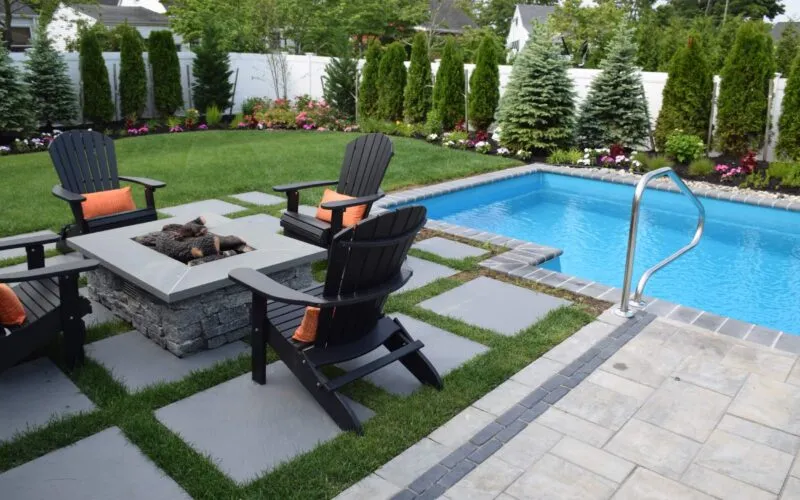 Small pool in gNew Jersey garden with outdoor seats - Puravida
