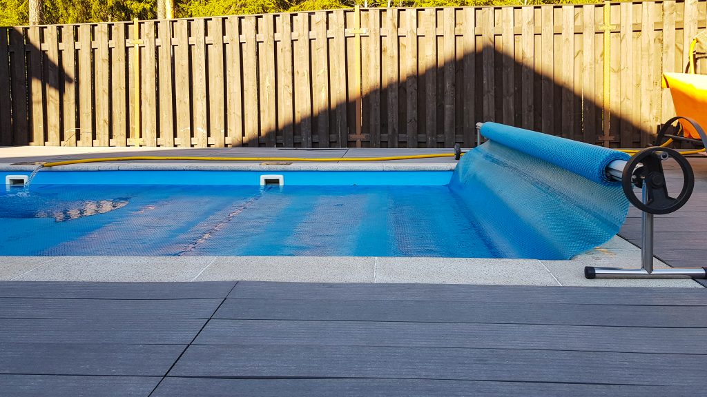 Swimming pool cover for protection against dirt, leaves, heating and cooling water - Puravida Pools